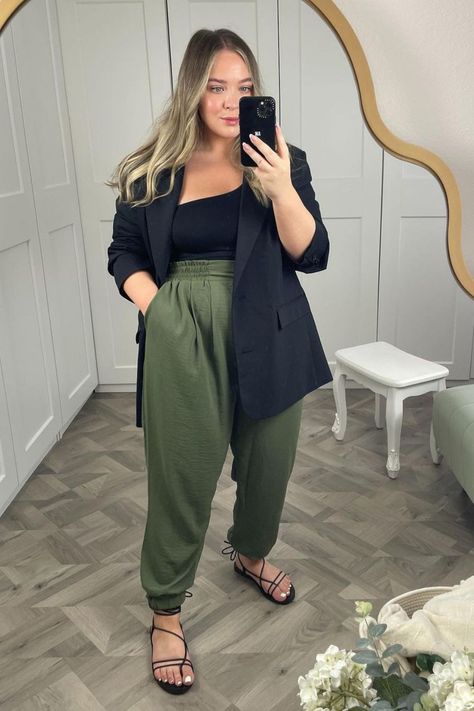 16 Black Blazer Outfit Ideas for Every Occasion Black Blazer Outfit Ideas, Asos Outfit, Blazer Outfit Ideas, Casual Plus Size Outfits, Black Blazer Outfit, Look Plus Size, Stylish Work Attire, Blazer Outfit, Business Casual Outfits For Work