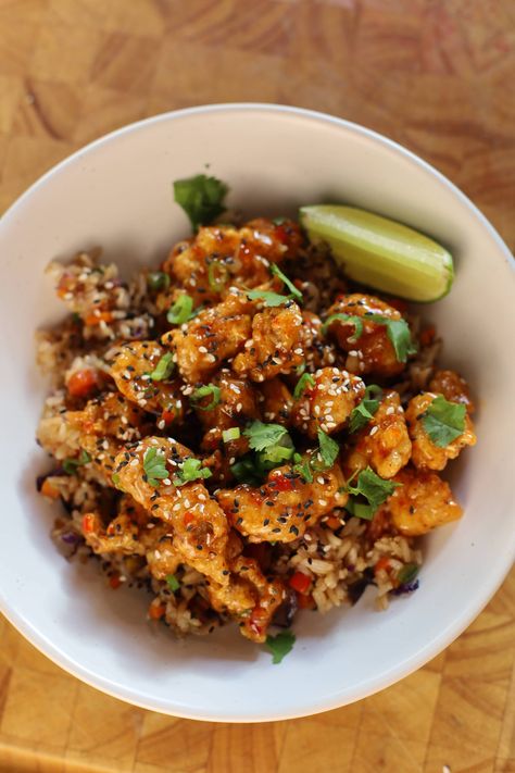 This crispy sweet chili chicken bowl on a bed of veggie-packed rice is absolutely delicious and a great addition for your weekly dinner rotation. The simple rice works as a perfect palate cleanser to the sweet and spicy chicken bites. Spicy Chicken Bites, Chili Rice, Sweet Chilli Chicken, Sweet Chili Chicken, Seasoned Rice Recipes, Sweet And Spicy Chicken, Chicken Bowls, Dinner Rotation, Weekly Dinner