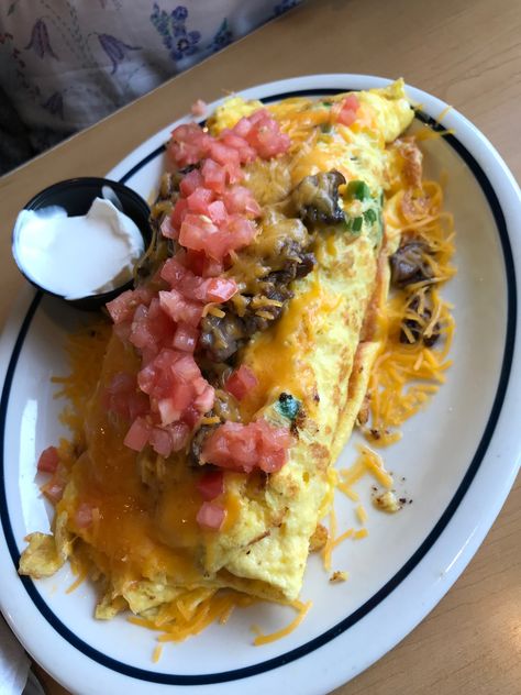 Big steak omelette ihop Chicken Fajita Omelette, Ihop Sirloin Tips Recipe, Food Recipes Steak, Ihop Steak Tips Recipe, Ihop Omelette, Fajita Omelette, Steak Omelette, Ihop Breakfast, Big Steak