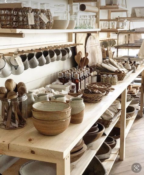 Pottery Booth Display, Simple Home Decor Ideas, Pottery Display, Retail Store Interior Design, Simple Home Decor, Store Design Boutique, Retail Store Interior, Home Simple, Retail Merchandising