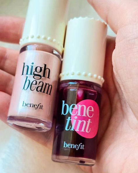 have you tried the Jelly Donut Blush trend🍩🍒🍓 ft. @benefitcosmetics ?? ✨Benetint Lip & Cheek Stain Rose-tinted lip stain​ Natural-finish​ Smudge-proof​ Sheer & buildable ​ Long wear  ✨High Beam Liquid Highlighter Satiny pink complexion highlighter​ Adds soft definition​ Translucent, Buildable liquid formula​ Brightening and dewy finish @benefitclubpinkus #benefitcosmetics #benefitclubpink #benefitclubpinkus #benefitofbrows #benebrows #benebabe High Beam Benefit, Blush Trend, Cheek Stain, Liquid Highlighter, Benefit Cosmetics, High Beam, Have You Tried, Lip Stain, Makeup Essentials