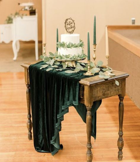 Vintage Wedding Cake Table, Wedding Emerald Green, Emerald Green Wedding Theme, Emerald Green Wedding, Pavilion Wedding, Wedding Autumn, Green Themed Wedding, Emerald Green Weddings, Wedding Cake Table