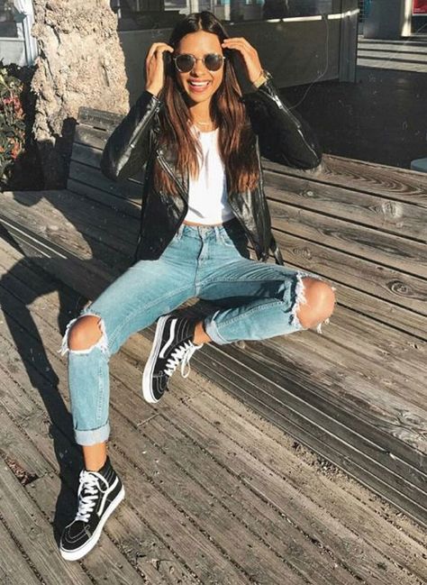 Jeans destroyed, camiseta e jaqueta de couro fica ainda mais legal com um vans sk8high Leather Jacket Outfits, Outfit Jeans, Outfit Trends, Trik Fotografi, Mode Inspo, Trend Fashion, Black Sneakers, Outfits Casuales, Jean Outfits