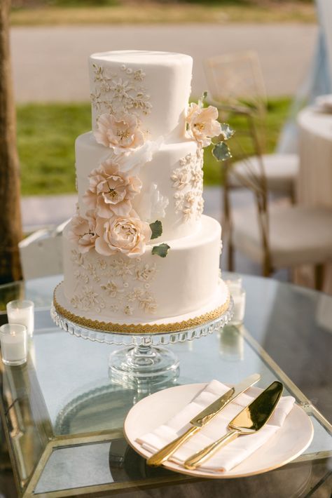 A Glamorous Vineyard Wedding in Niagara-on-the-Lake Champagne Quince Cake, Wedding Cake Champagne Color, Wedding Cake Elegant Classy, Winery Wedding Cake, Wedding Colors 2025, Bridesmaid Dresses White, Champagne Wedding Cakes, Modern Glam Wedding, Quince Decor