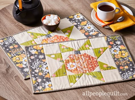 Pumpkin Star Place Mat Holiday Quilt Patterns, Fun Table Runner, All People Quilt, Quilted Placemat Patterns, Fall Quilt Patterns, Quilted Placemat, Placemat Patterns, Small Quilt Projects, Table Runners And Placemats