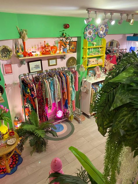 Colourful vintage shop of clothes, accessories and furniture Funky Shop Interiors, Thrift Store Layout, Bazar Aesthetic, Maximalist Boutique, Vintage Clothing Display, Fashion Boutique Interior, Funky Boutique, Vintage Store Ideas, Boutique Store Displays