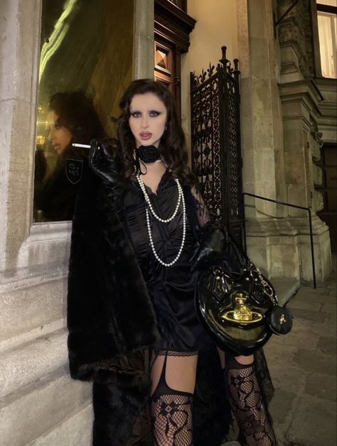 Goth Fitness Outfit, Dark Feminine Halloween, Glam Goth Outfits, Dark Feminine Dress, Old Hollywood Glamour Fashion, Vampy Outfit, Dark Feminine Fashion, Luxury Goth, Dark Feminine Style