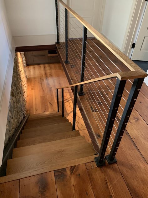 Cable Stair Railing, Case Minecraft, Interior Stair Railing, Modern Stair Railing, Staircase Railing Design, House Staircase, Stair Railing Design, Stair Remodel, Stair Case