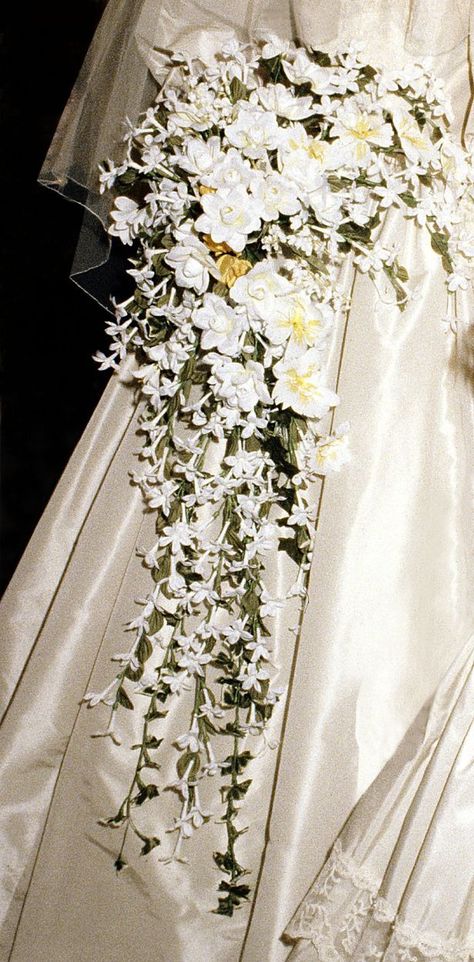 Princess Diana Flower Bouquet, Princess Diana Flowers, Princess Diana Wedding Bouquet, Princess Diana Bouquet, Diana Wedding Bouquet, Princes Diana Wedding, Wedding Bouquets Long, Celebrities Reference, Royal Wedding Bouquet