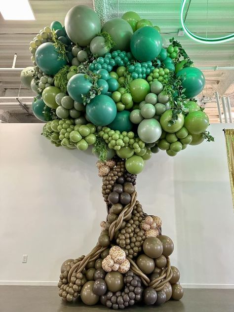 Balloon Artists | Just finished the tree today | Facebook Balloon Garland Tree, Balloon Sculptures Diy, Balloon Tree, Balloon Designs, Balloon Artist, Balloon Display, Balloon Ideas, Dirty 30, Balloon Sculptures