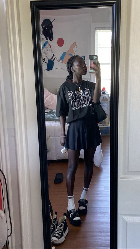 Ways to wear black skirt and graphic shirt 
#blackmodel Black Tee Shirt Outfit, Ways To Wear A Tshirt, Black Graphic Tee Outfit, Tshirt And Skirt, Flare Skirt Outfit, Streetwear Skirt, Cropped Outfits, All Black Outfits, Oversize Tshirt Outfits