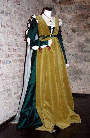 1470-1490 Italian green gamurra with gold giornea overdress. Reproduction. Green Medieval Gown, Rennaisance Dress, Juliet Costume, Juliet Dress, Medieval Gown, Dress Apron, Medieval Clothes, Italian Dress, Medieval Costume