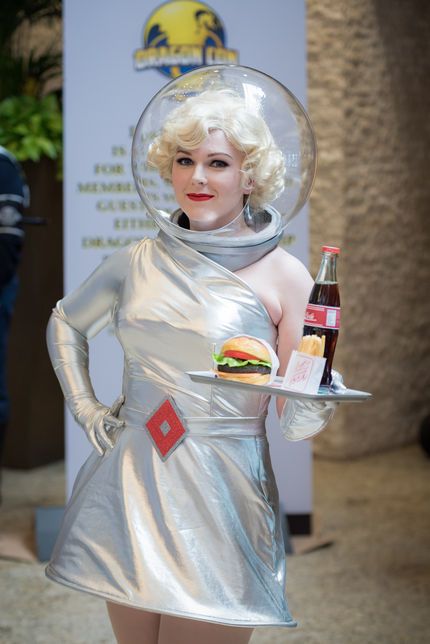 rita's cafe fallout retro space 1950s scifi Fallout Nuka Cola Girl, Retro Alien Costume, 50s Space Age, 1950s Sci Fi, Nuka Cola Girl, Scifi Costume, Bubble Helmet, Retro Futurism Fashion, Diy Karneval