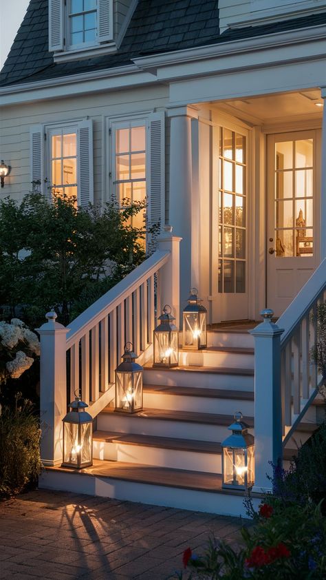 19 Hamptons Cottage Exteriors with Timeless Appeal Hampton Country Style, Cape Cod Beach House Exterior, Hamptons Beach House Exterior, Hamptons Cottage Exterior, Coastal House Layout, Beach Cottage Style Exterior, Modern Coastal Home Exterior, Coastal Exterior House Colors, Coastal Homes Exteriors