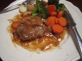 Braised Steak And Onions, Braised Steak, Steak And Onions, Country Recipes, Cracked Pepper, Onion Recipes, Broccoli Beef, Onion Soup Mix, Crock Pot Slow Cooker