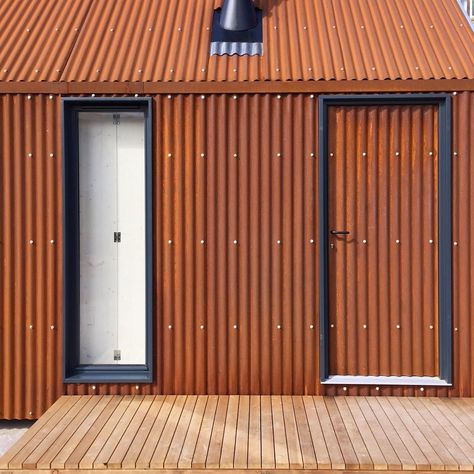 Bothy Stores on Instagram: “Artist Bothy detail: Corten corrugated cladding and Siberian Larch decking this time  #artistbothy #corten #siberianlarch #bothy #cabin…” Corrugated Iron House, Corrugated Cladding, Copper Cladding, Bridge Project, Corrugated Metal Siding, Exterior Facade, Cladding Materials, Metal Cladding, Student Housing