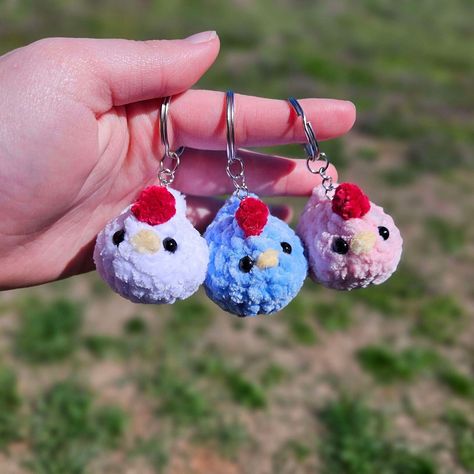 Crochet chicken keychains! ✿ Cute keychain chickens that would make a perfect gift for all occasions ✿ Sturdy keychains perfect for backpacks, purses, keys and more! Materials: ✿Velvety smooth yarn by Yarn Bee making this plush super soft ✿ Poly-fil stuffing for extra squishiness ✿ Safety eyes Note: safety eyes can be a safety hazard for young children so supervision is recommended please! Height: ✿ ~ 3.5 inches tall with keychain / ~ 2 inches sitting, may slightly vary due to plushies being han Crochet Cow Keychains, Chicken Keychain Crochet, Cool Crochet Keychains, Mini Crochet Keychains, Cute Crochet Keychain Patterns, Crochet Plushie Keychain, Mini Keychain Crochet, Mini Crochet Plushies, Crochet Cute Keychain