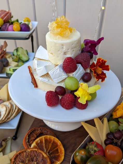 Charcuterie brie cake Charcuterie Cheese, Holiday Snacks, Charcuterie Recipes, Buffet Food, Brie, 50th Birthday, Cheese Board, Cheesecake, Snack Recipes