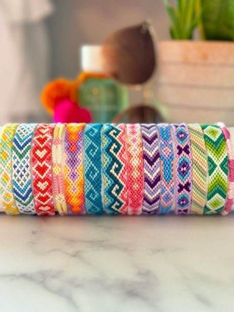 Bracelet Book Patterns: From Simple to Intricate Designs Diagonal Stripe Bracelet Pattern, Bracelets Embroidery Thread, Knotted Bracelet Patterns, Cool Friendship Bracelet Patterns, Thread Bracelets Patterns, Embroidery Thread Bracelets, Bracelet Colours, Brazilian Bracelet, Chevron Friendship Bracelets