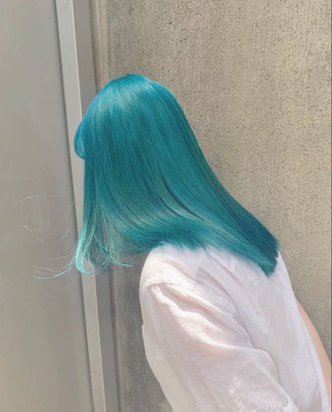 Teal blue is a blend of green and blue that creates a stunning, oceanic hue. It's perfect for those who crave a bold and exotic look. Blue Hair Color Ideas, Teal Hair Color, Sky Blue Hair, Blue Hair Aesthetic, Bright Blue Hair, Blue Hair Color, Light Blue Hair, Aqua Hair, Mint Hair