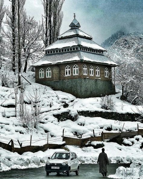 Kashmir Itinerary, Kashmiri Architecture, Kashmir Pics, Sonmarg Kashmir, Kashmir Photos, Kashmir Trip, Beautiful Winter Pictures, Kashmir Tour, Valley Of Flowers