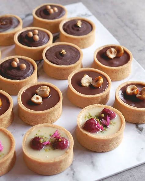 Mini Tarts Dessert, Chocolate Tarts Mini, Mini Tartlets, Mini Desert, Mini Tart Recipes, Chocolate Tarts, Patisserie Fine, Mini Pastries, Mini Tarts