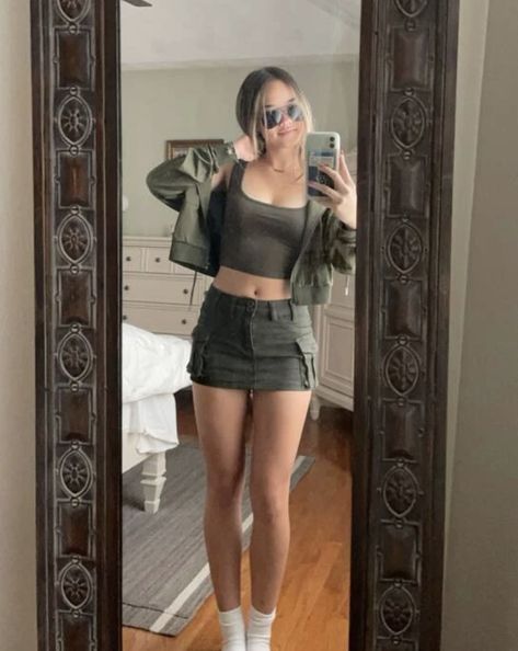 Cargo Skirt Green Outfit, Cargo Skirts Short Outfits, Short Denim Skirt Outfits Aesthetic, Green Cargo Mini Skirt Outfit, Outfits Short Verde, Cargo Skirt Outfits Women, Short Cargo Skirt Outfit, Green Cargo Skirt Outfits, Green Cargo Skirt