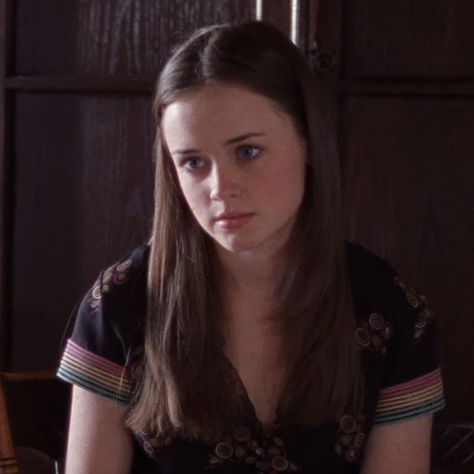 Rory Gilmore Ponytail, Marauders Dr, Paris Geller, Teen Shows, Alexis Bledel, Low Ponytail, Downtown Girl, Rory Gilmore, Gilmore Girls