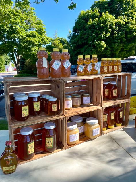 Honey Stand Display, Honey Farmers Market Display, Honey For Sale Display, Honey Display Ideas, Honey Marketing, Honey Stand Farmers Market, Honey Display Stand, Beekeeper Aesthetic, Honey Aesthetic Vintage