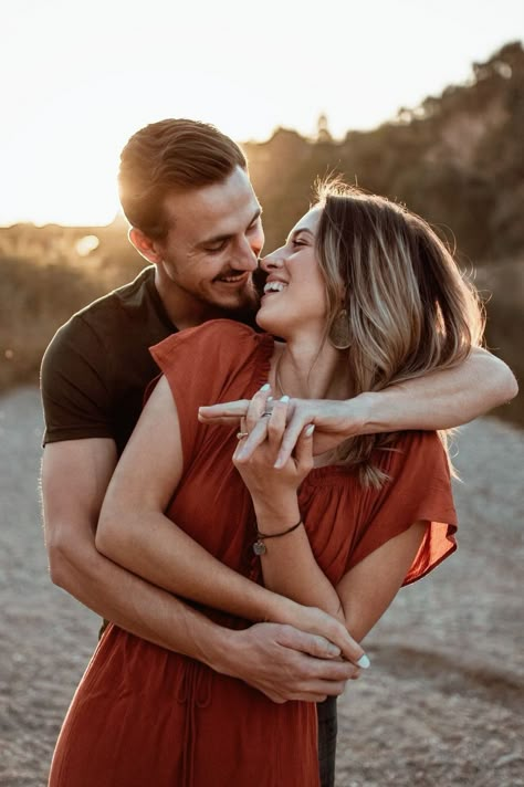 50 Romantic Couple Poses to Get Cute Couple Photos (+5 FREEBIES) Photos Couple Mignon, Shooting Couple, Romantic Couple Poses, Engagement Photos Fall, Couple Picture Poses, Cute Couple Poses, Photo Poses For Couples, Fall Photoshoot, Perfect Couple