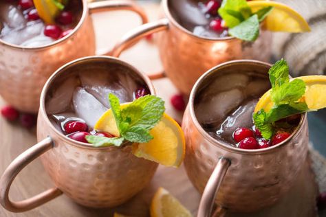 Cranberry+Orange+Moscow+Mule+Recipe Easy Moscow Mule Recipe, Moscow Mule Variations, Moscow Mule Drink Recipes, Moscow Mule Recipes, Ginger Mule, Moscow Mule Drink, Mule Drink, Vodka Tonic, Moscow Mule Recipe