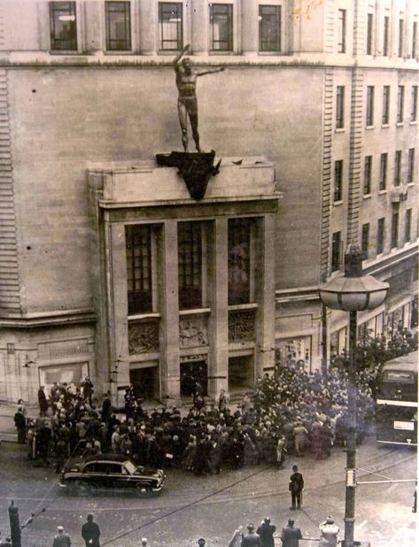 Lewis's department store in Liverpool. The unveiling of the statue Liverpool Pictures, Liverpool Photos, Liverpool Life, Liverpool Town, Liverpool History, Liverpool Uk, King John, Liverpool Home, Liverpool City