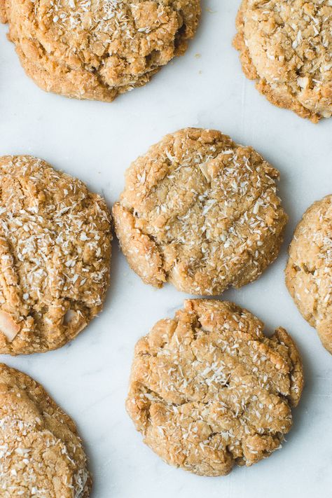 Addictive coconut cookies, soft on the inside and crunchy on the outside. Coconut Recipe, Lemon Tart Recipe, Fat Pants, Cookies Soft, Salted Chocolate, Coconut Cookies, Chocolate Chunk Cookies, Food Garnishes, Strawberry Desserts