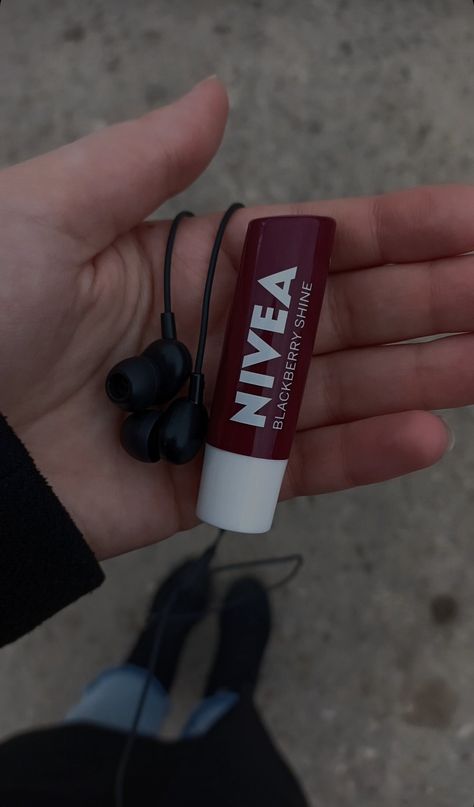 Nivea Blackberry Shine, Labello Lip Balm, Nivea Lip Balm, Cute Nail Polish, Makeup Accesories, Ethereal Makeup, New Obsession, Blister Pack, Pretty Skin