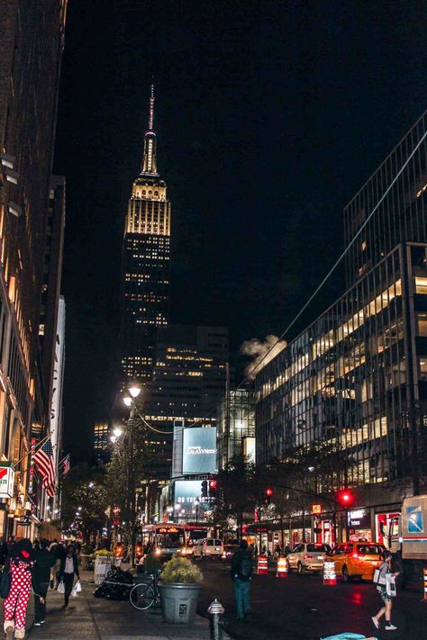 20 Most Instagrammable Places in New York - whisperwanderlust.com Night Cities, Building At Night, Nyc At Night, New York Places, Places In Nyc, Nyc Night, New York Night, Retro Pictures, Places In New York