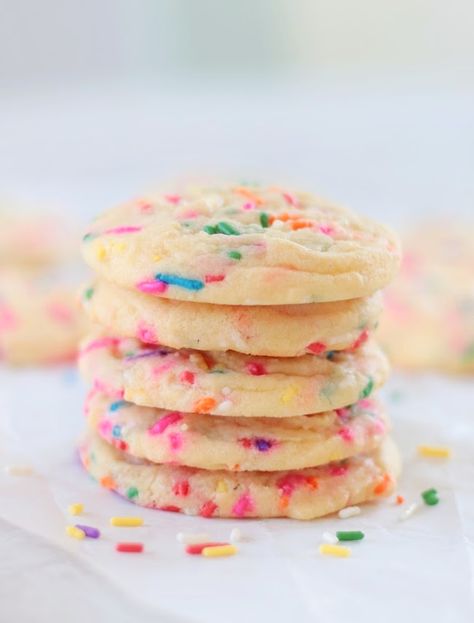 The softest funfetti sugar cookies. Buttery, soft, and loaded with colorful sprinkles! Funfetti sugar cookies are always a hit! If you like drop sugar cookies this will quickly become your new go-to recipe! Funfetti Sugar Cookies, Funfetti Cookie Recipe, Marshmallow Frosting Recipes, Lofthouse Sugar Cookies, Drop Sugar Cookies, Cookies Video, Food Reference, Funfetti Cookies, Marshmallow Cookies