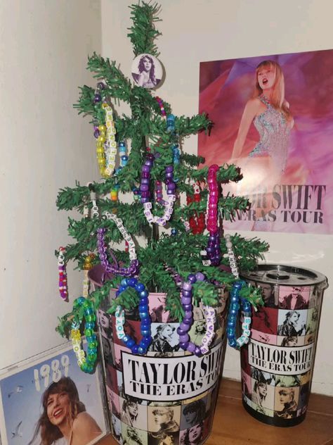 Taylor Swift Shrine Taylor Swift Shrine, Taylor Swift Navidad, Taylor Swift Christmas Tree, Merry Swiftmas, Taylor Memes, Taylor Swift Birthday Party Ideas, Swift Party, Diy Projects To Make And Sell, Taylor Swift Christmas