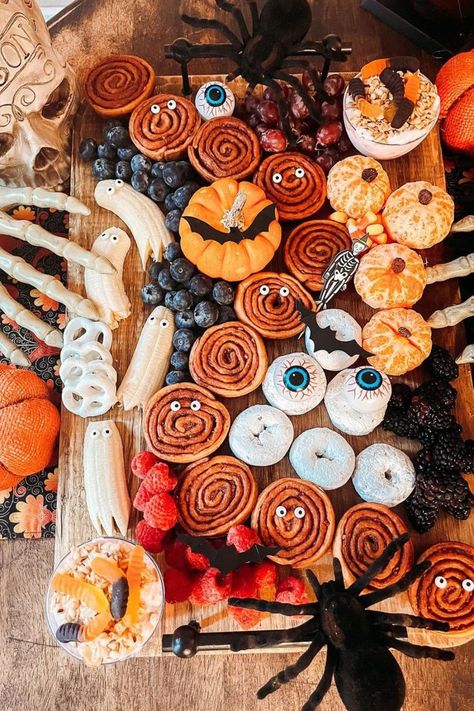 Halloween Breakfast Charcuterie Board, Halloween Breakfast Food, Easy Halloween Breakfast, Breakfast Charcuterie Board Ideas, Breakfast Charcuterie Board, Breakfast Charcuterie, Halloween Sleepover, Mantle Styling, Halloween Breakfast