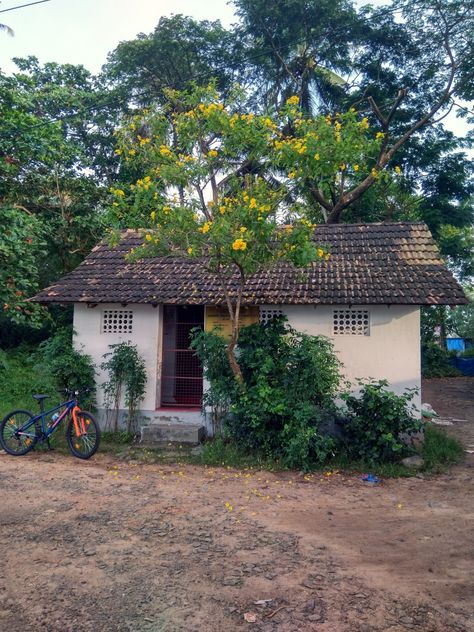 Karthedom old boat jetty building Indian Old House, Kerala Aesthetic, Kerala Traditional House, Green Village, Kerala House, Independence Day Background, Nostalgic Pictures, Flowering Tree, Kerala House Design