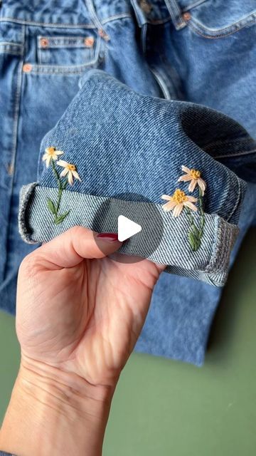 Denim Pocket Embroidery Design, Denim Upcycle Ideas, Embroidery On Ripped Jeans, Embroidered Jean Pockets, Cute Embroidery On Clothes, Denim Embroidery Ideas, Embroidery Inspiration Jeans, Denim Embroidery Jeans, Jeans Embroidery Ideas