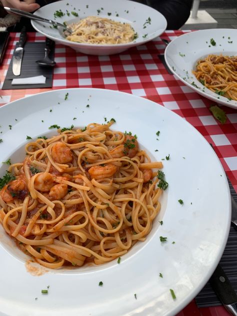 #pasta #linguine #restaurant #italian #italianrecipe #food #foodphotography #foodlover Linguini Pasta, Pasta Restaurant, Restaurant Italian, Pasta Restaurants, Linguine, Italian Recipes, Food Lover, Food Photography, Spaghetti