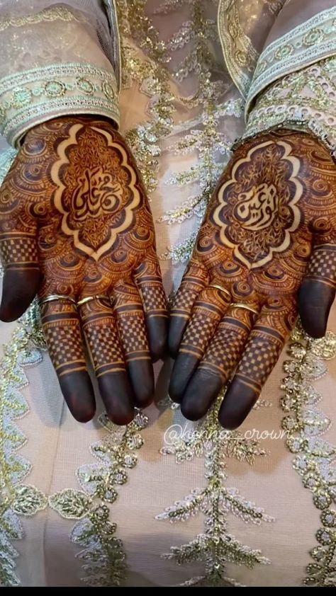 Bridal Back Mehandi Designs, New Mehndi Designs For Bride, Unique Bridal Henna, Henna Bridal Designs, Engagement Mehndi Designs Unique, Bride Mehndi Designs, Engagement Mehndi Design, Colorful Lehenga, Arabic Bridal Mehndi Designs