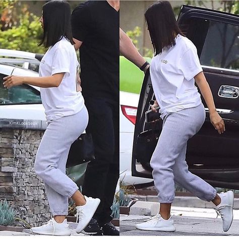 @kimkardashian already has her pair of the adidas Yeezy Boost 350 V2 "Cream White". Will you be trying to get a pair on April 29th? #sneakersmag #adidas #adidasoriginals #yeezy #yeezyboost Kim Kardashian Casual, Kardashian Style Casual, Kardashian Casual Outfit, Kim Kardashian Yeezy, Estilo Khloe Kardashian, Yeezy Outfit Women, Yeezy Fashion, Yeezy Outfit, Kim Kardashian Outfits