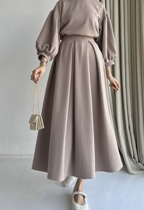 Muslim Fashion Dress Winter, Winter Hijab Outfits Dresses, Hijab Winter Dress, Modest Muslim Fashion, Modest Outfits Muslim, Simple Long Dress, Dress For Winter, Modest Casual Outfits, Modest Summer Dresses