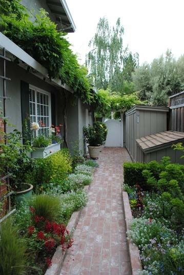 Side yard. I love this!!! So clean and pretty Side Yard Garden, Front Yard Flowers, Side Yard Landscaping, Brick Walkway, Side Yards, Side Garden, Garden Pathway, Side Yard, Plants And Flowers