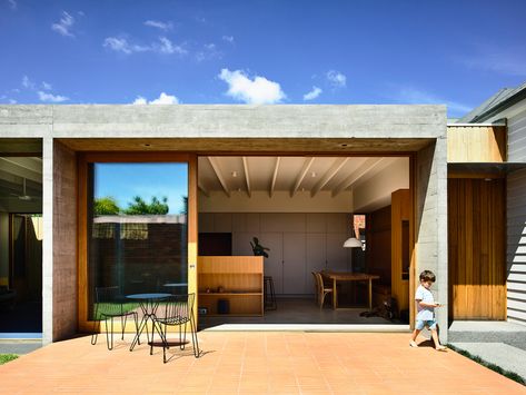 This contemporary home design combines new and old styles in a really nice way. Located in in Brunswick, Australia, it combines an earlier double-fronted Victorian weatherboard home with a large concrete blade-and-beam extension designed in 2017 by Rob Kennon architects. Terrace House Design, Pavilion House, Architectural Composition, Contemporary Architecture Design, Brunswick House, Beam Structure, Clifton Hill, Home Extension, House Addition