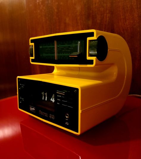 Futuristic Radio Design, 70s Gadgets, Retrofuturism Design, Space Age Furniture, Space Aesthetics, 90s Interior, Glam House, Space Age Design, Retro Radio