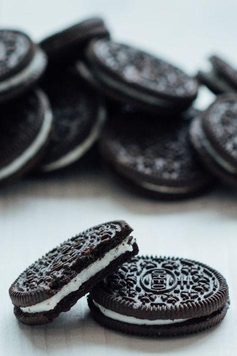 Hydrox Cookies vs. Oreos: What's the Difference? Oreo Wallpaper, Hydrox Cookies, Cream Filled Cookies, Oreo Biscuits, Sandwich Cookie, Baking Cookbooks, Wallpaper For Android, Food Art Photography, Dessert Photography