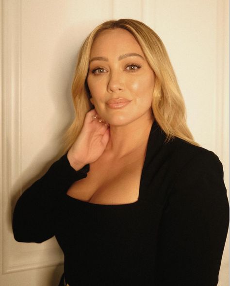 “This is what dreams are made of” ✨

@barbdoeshair used Voluforme to set this styled look on @hilaryduff. Pc Instagram, Celeb Portraits, Kylie Lip Kit, Video Reels, Hillary Duff, Women's Spurs, Lizzie Mcguire, Hilary Duff, Kylie Cosmetics