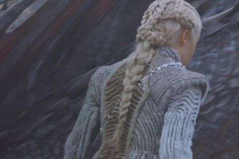 Daenerys Hair, Daenerys Targaryen Aesthetic, Targaryen Hair, Got Aesthetic, Game Of Thrones Daenerys, Game Of Thrones Costumes, Daenerys Stormborn, Targaryen Aesthetic, Gra O Tron